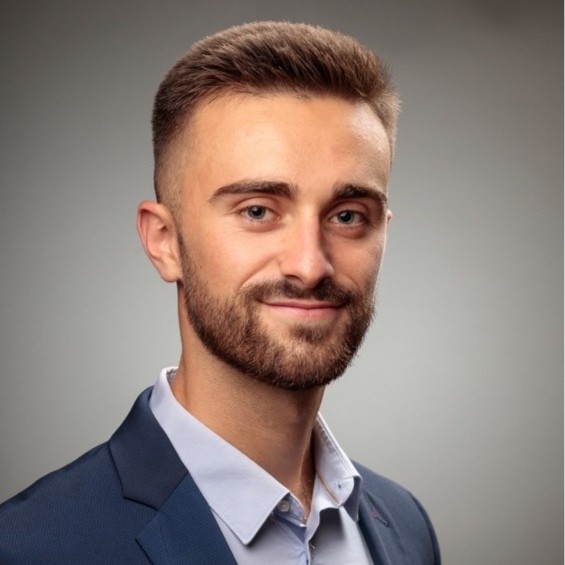 Nous contacter Photo de Yann, jeune homme châtain de 25 ans.