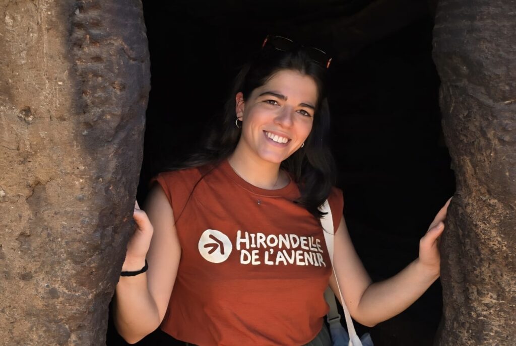 Nous contacter Photo de Julia Chevalier, jeune femme brune de 26 ans.
